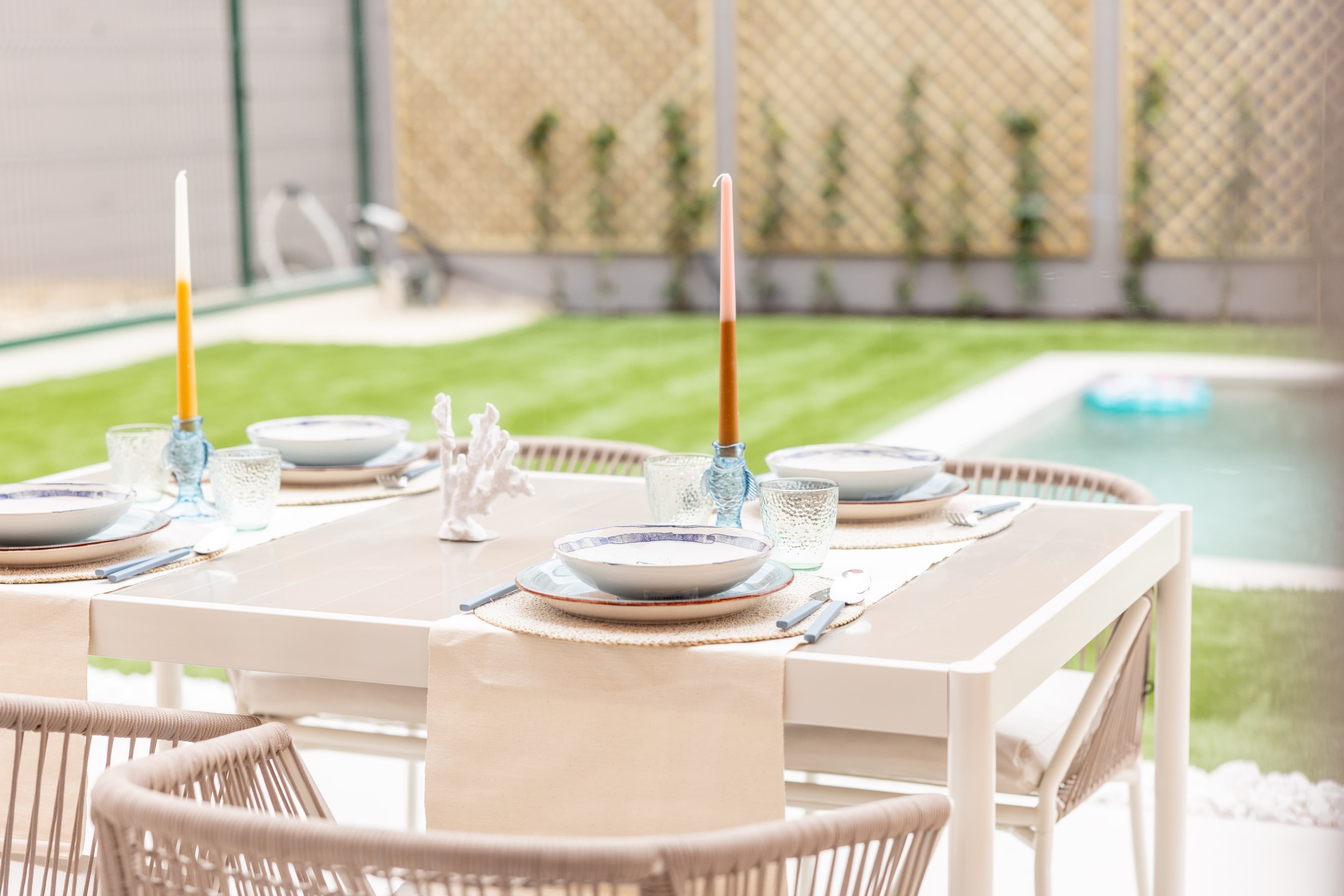 Vista del jardin trasero con terraza en vivienda de El Mirador