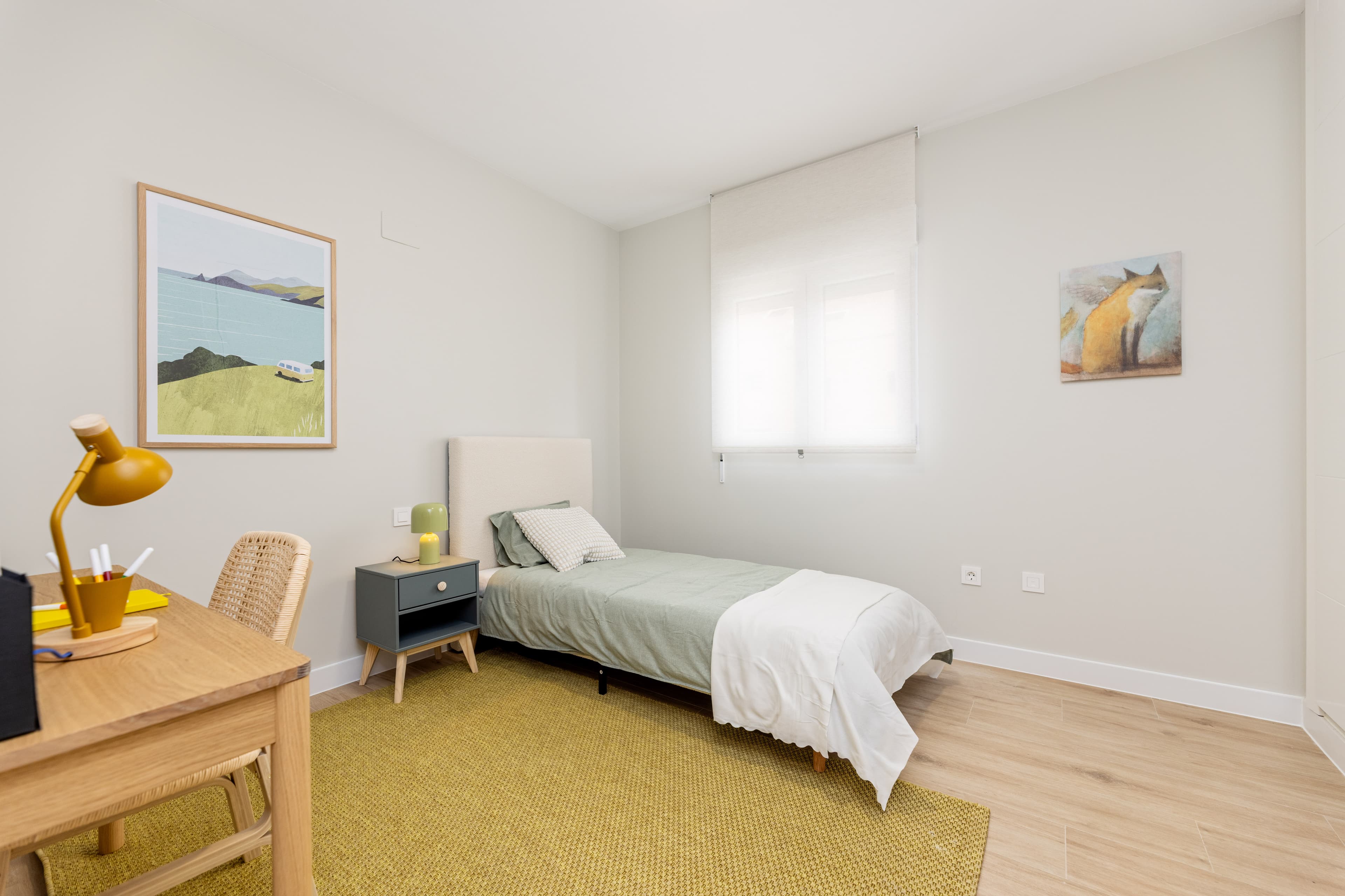 Dormitorio con vistas al jardin en chalet de El Viso de San Juan